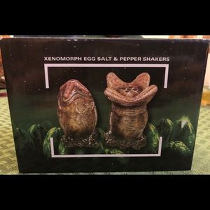 Exclusive Nerd Block Alien salt & pepper shakers